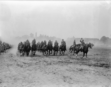350227 Afbeelding van militairen te paard (eerste regiment veldartillerie) tijdens een oefening op het Suikerterrein ...